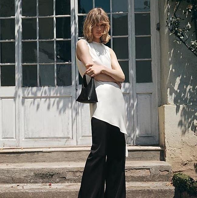 Top satinado asimétrico largo