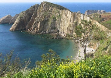 Este es el pueblo de la costa asturiana que fue restaurado por sus vecinos, tiene playas salvajes y un vínculo especial con el Camino de Santiago