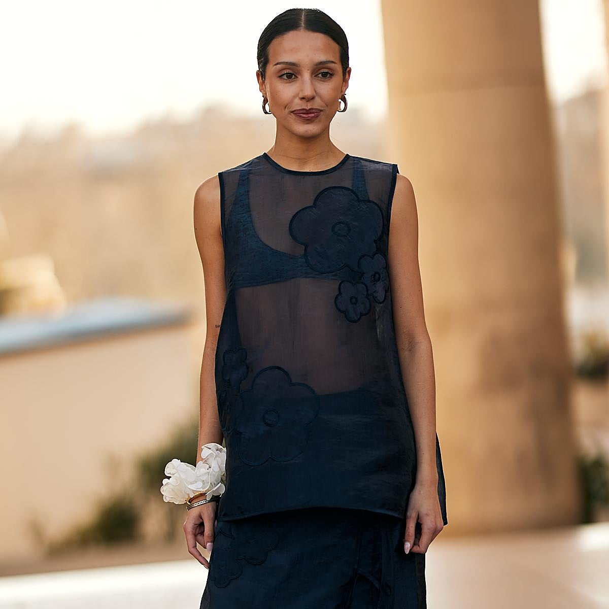 Un look de invitada azul.