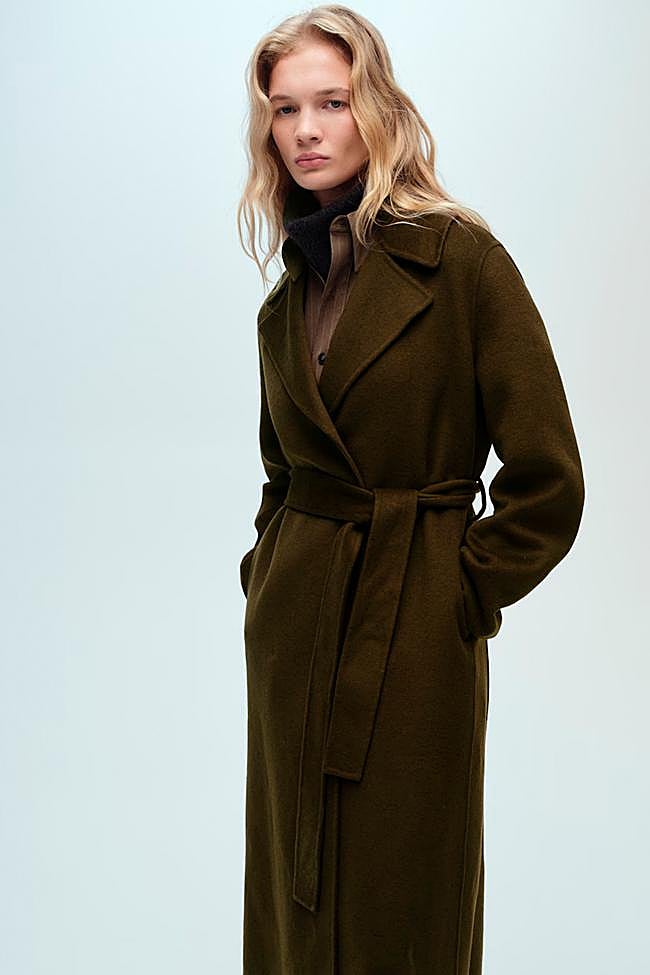 Abrigo largo con cinturón en color caqui de Mango.