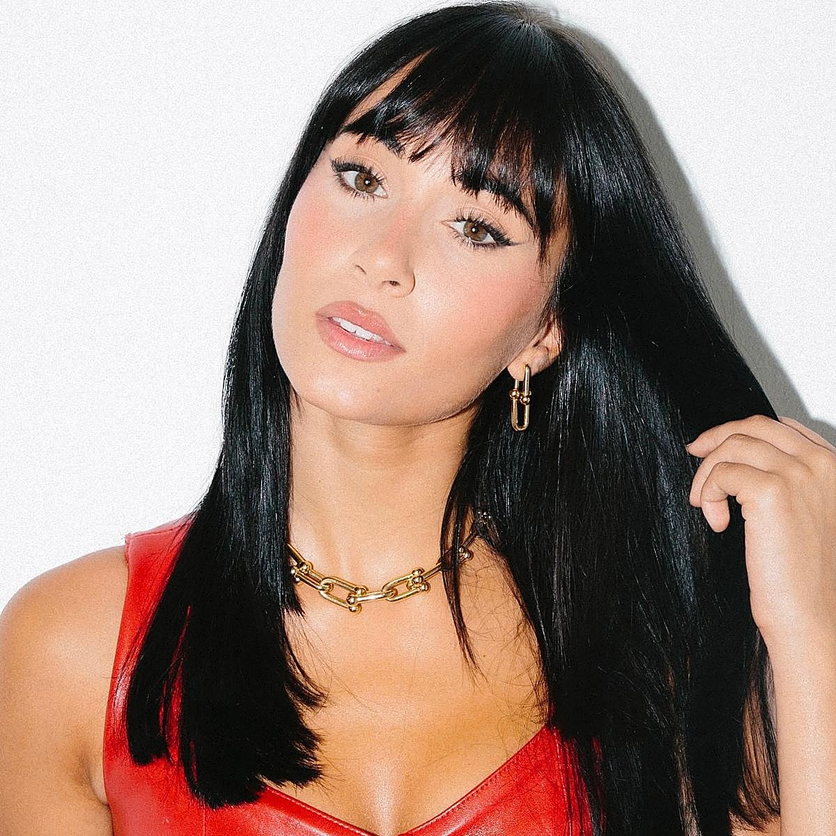 Aitana con el colorete marcado.