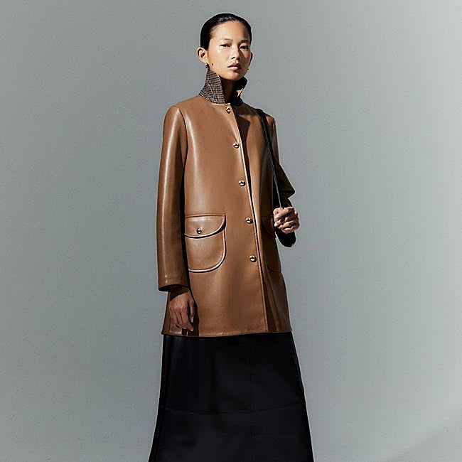 Abrigo marrón efecto cuero