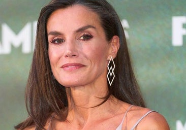 El día en el que la reina Letizia revolucionó Mallorca con un vestido lencero: el mejor look del Atlántida Film Fest