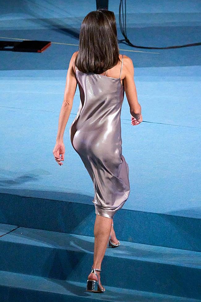 La reina Letizia con sandalias de Mango.