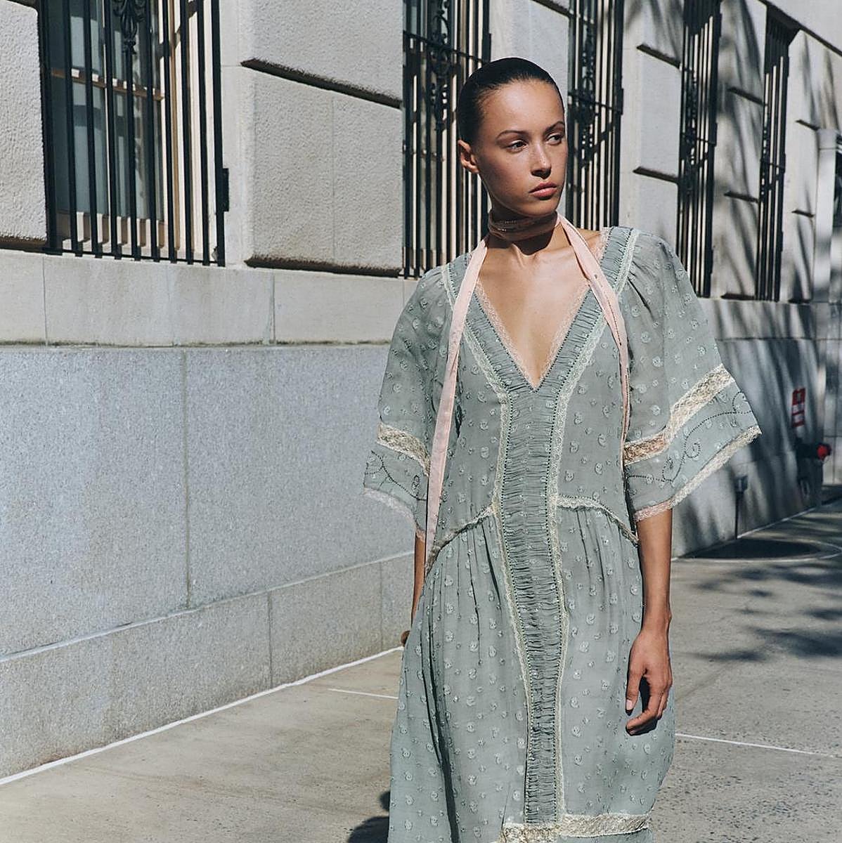 El vestido bohemio es una de las prendas imprescindibles de la temporada. Apuesta por los diseños de corte midi.