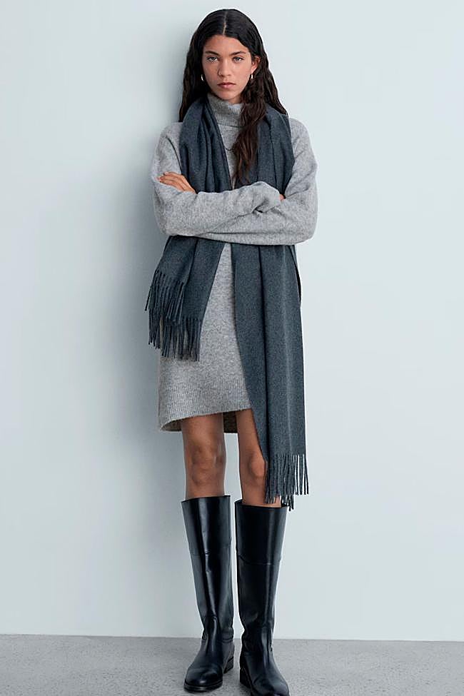 Vestido corto de punto en color gris de Mango.