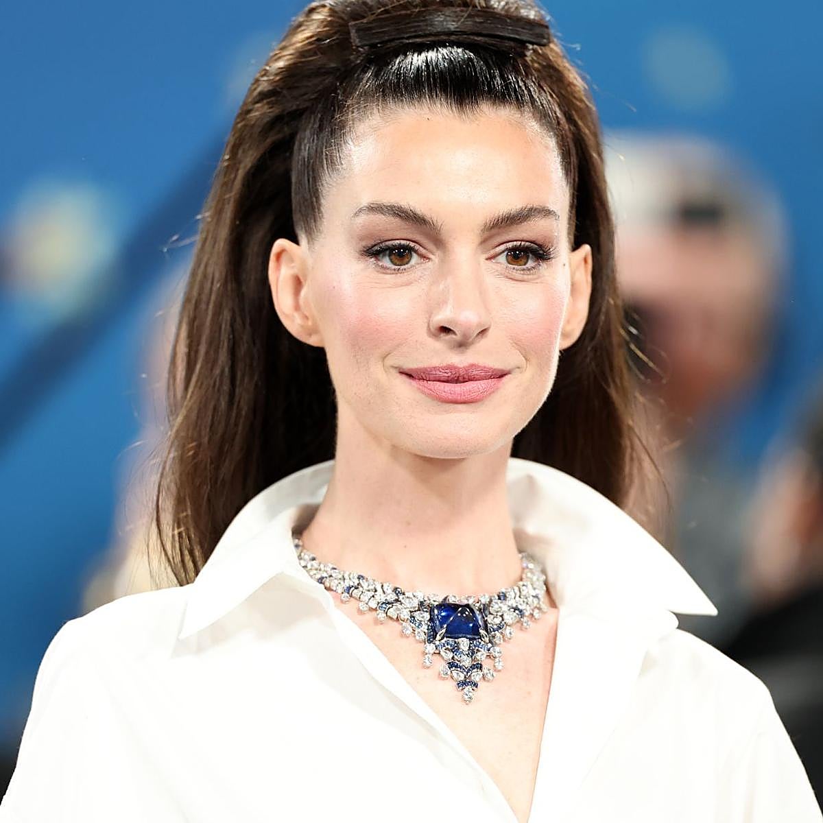 Anne Hathaway, fotografiada en la Gala Met de este año.