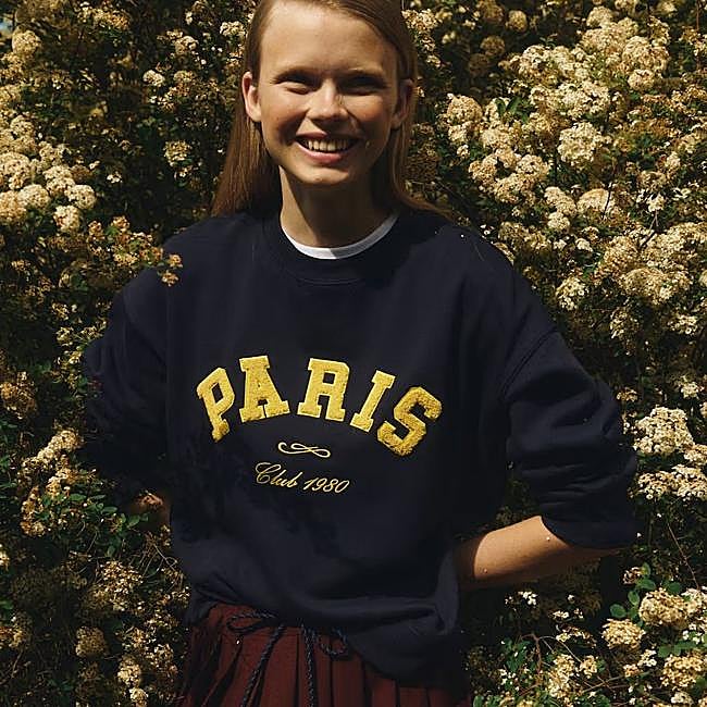 Sudadera con bordado universitaria