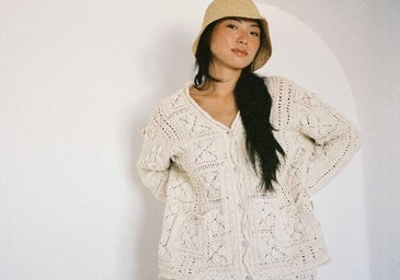 Infñluencer con prendas de crochet