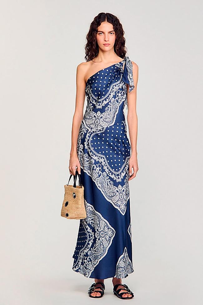 Vestido tipo pañuelo con estampado de Sandro.