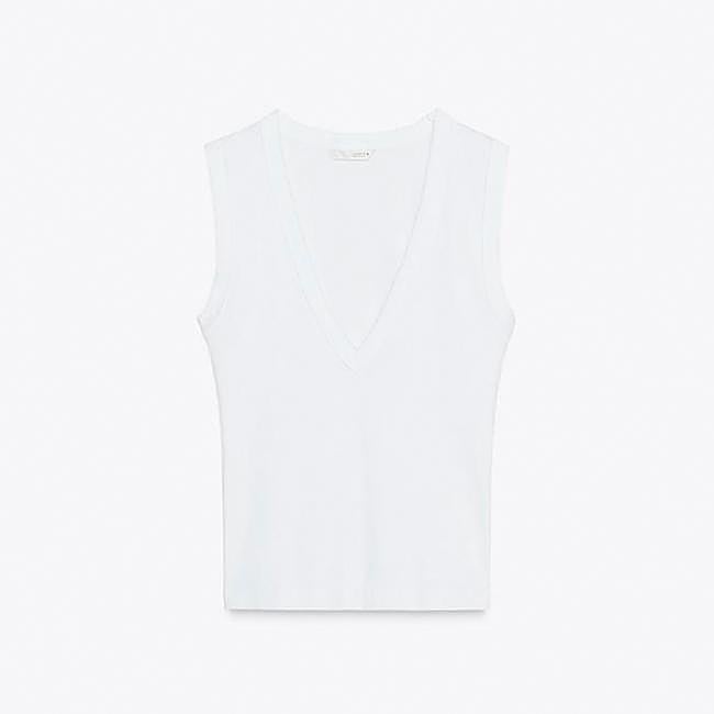 Camiseta con escote en pico de Zara.