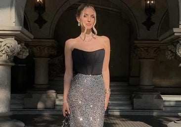 Leonie Hanne con falda de lentejuelas