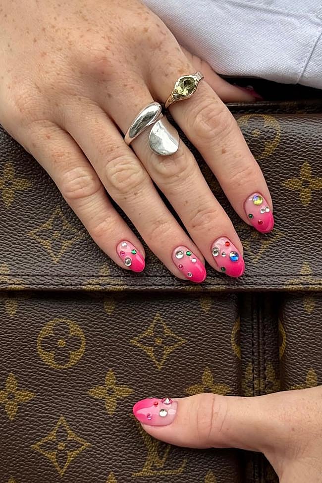 Manicura con detalle de cristales en rosa.