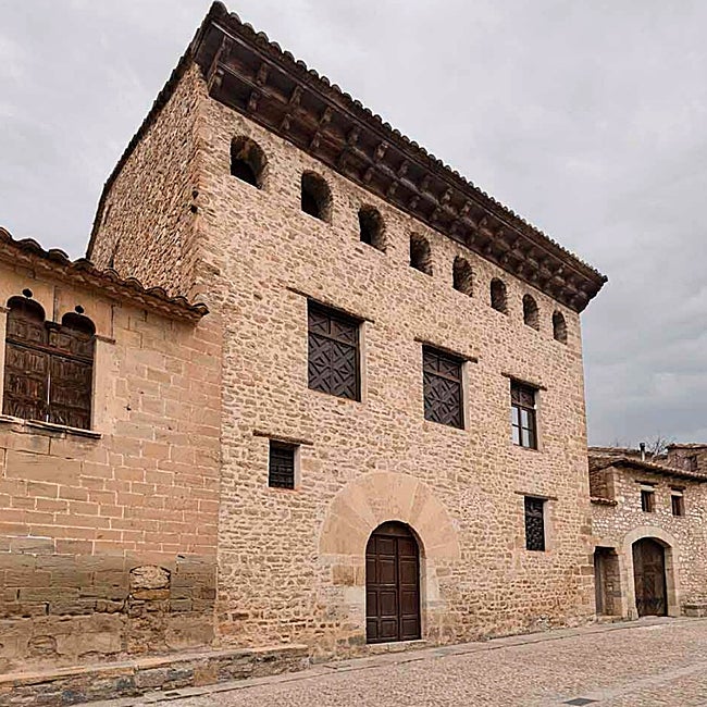 La Casa de los Julianes embelleciendo las calles de Mirambel.