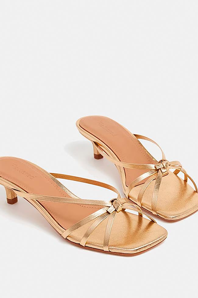 Sandalias con tacón bajito en dorado de Flattered