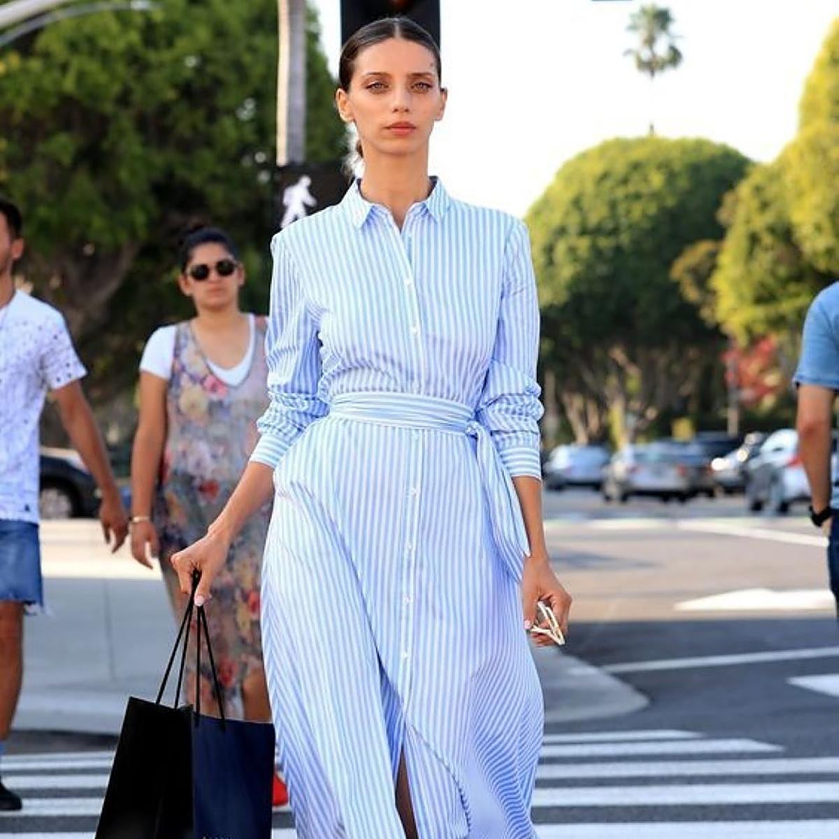 Influencer con vestido camisero