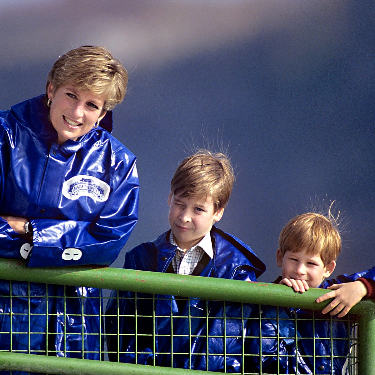 La princesa Diana junto a Guillermo y Harry durante una visita a las cataratas del Niágara.