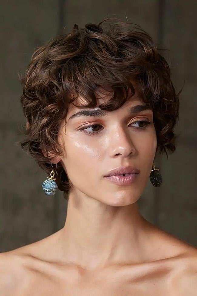 Un corte bixie rizado.