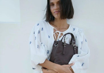 Modelo con vestido de Parfois