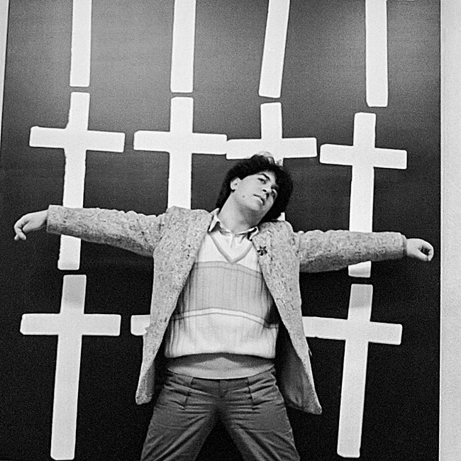 Pedro Almodóvar ante uno de los cuadros que Warhol expuso en la galería de Vijande.