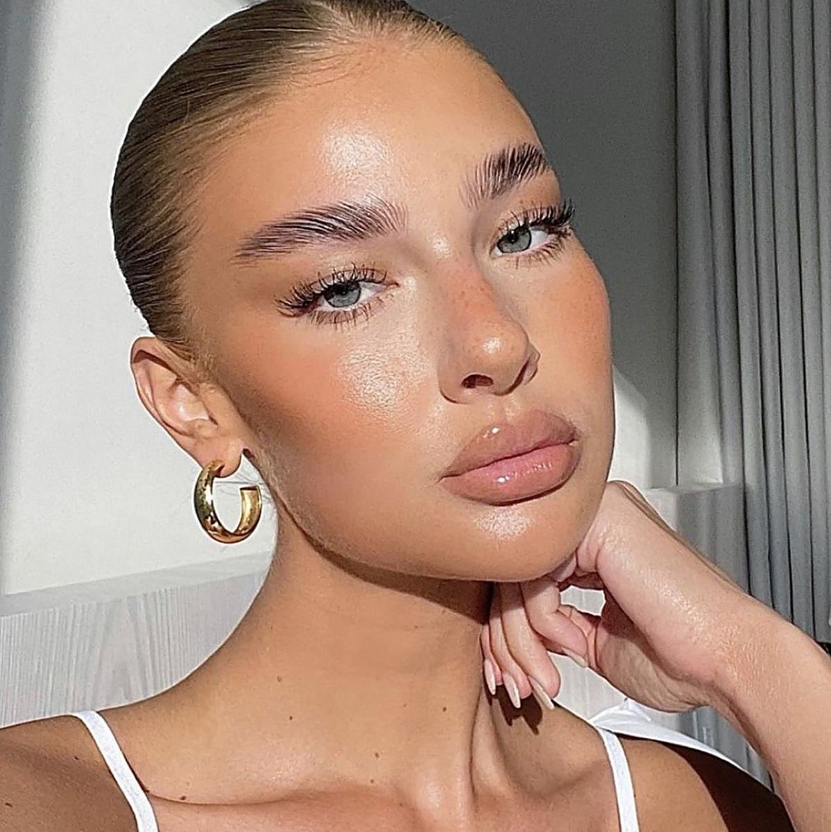 Influencer con efecto cejas laminadas