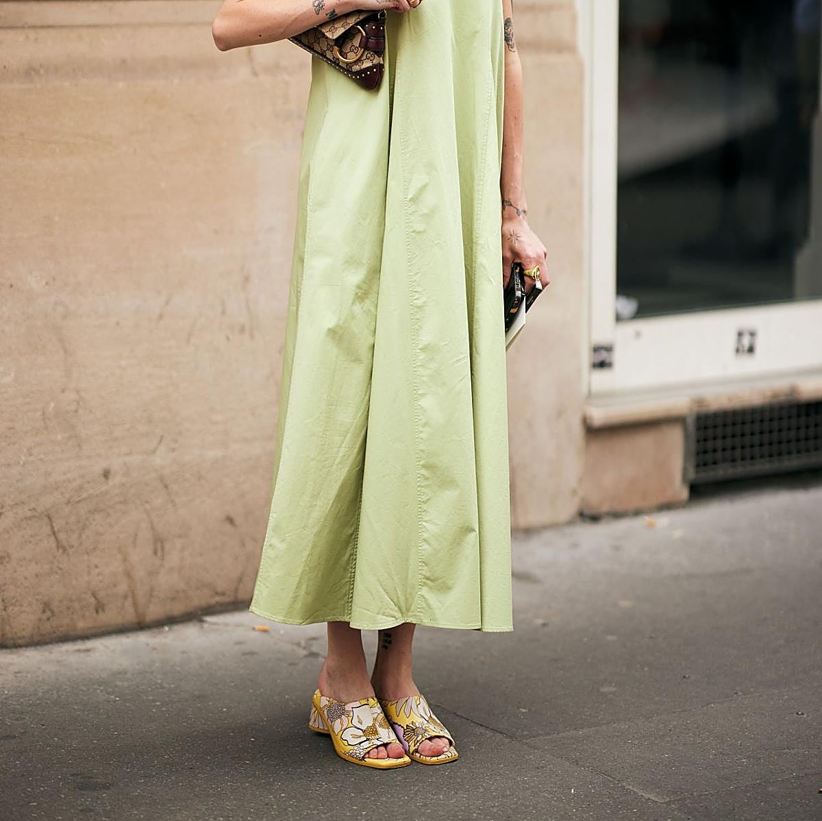 Un look con sandalias de tacón cómodo.