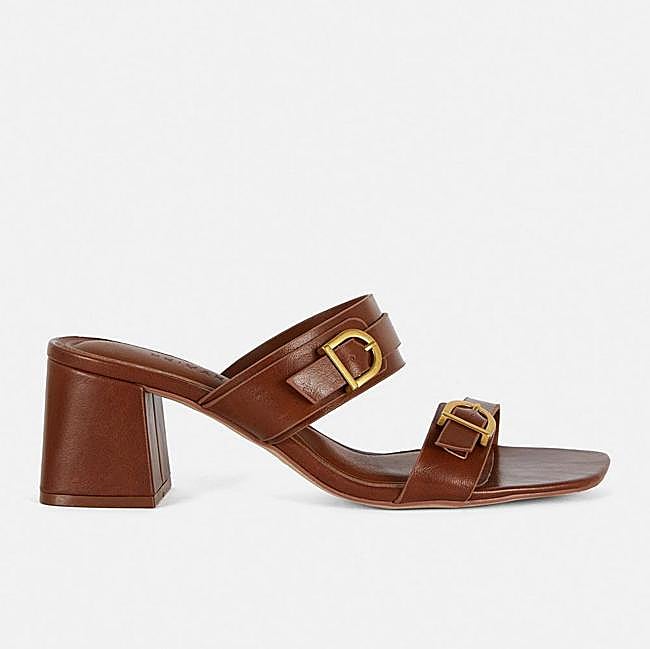 Las sandalias marrones.