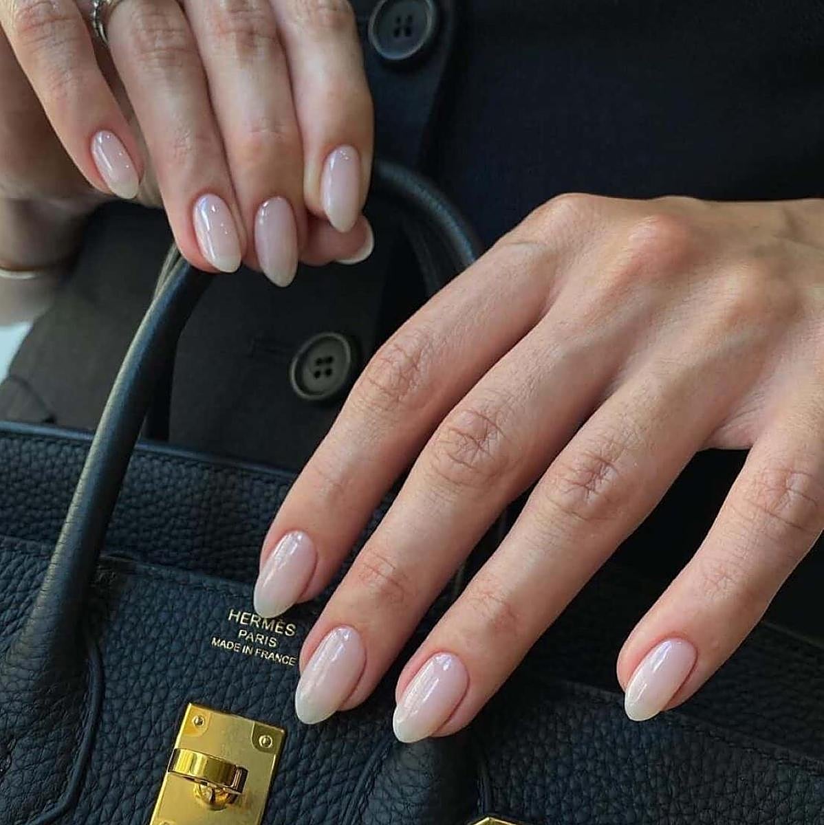 Influencer con uñas naturales bonitas