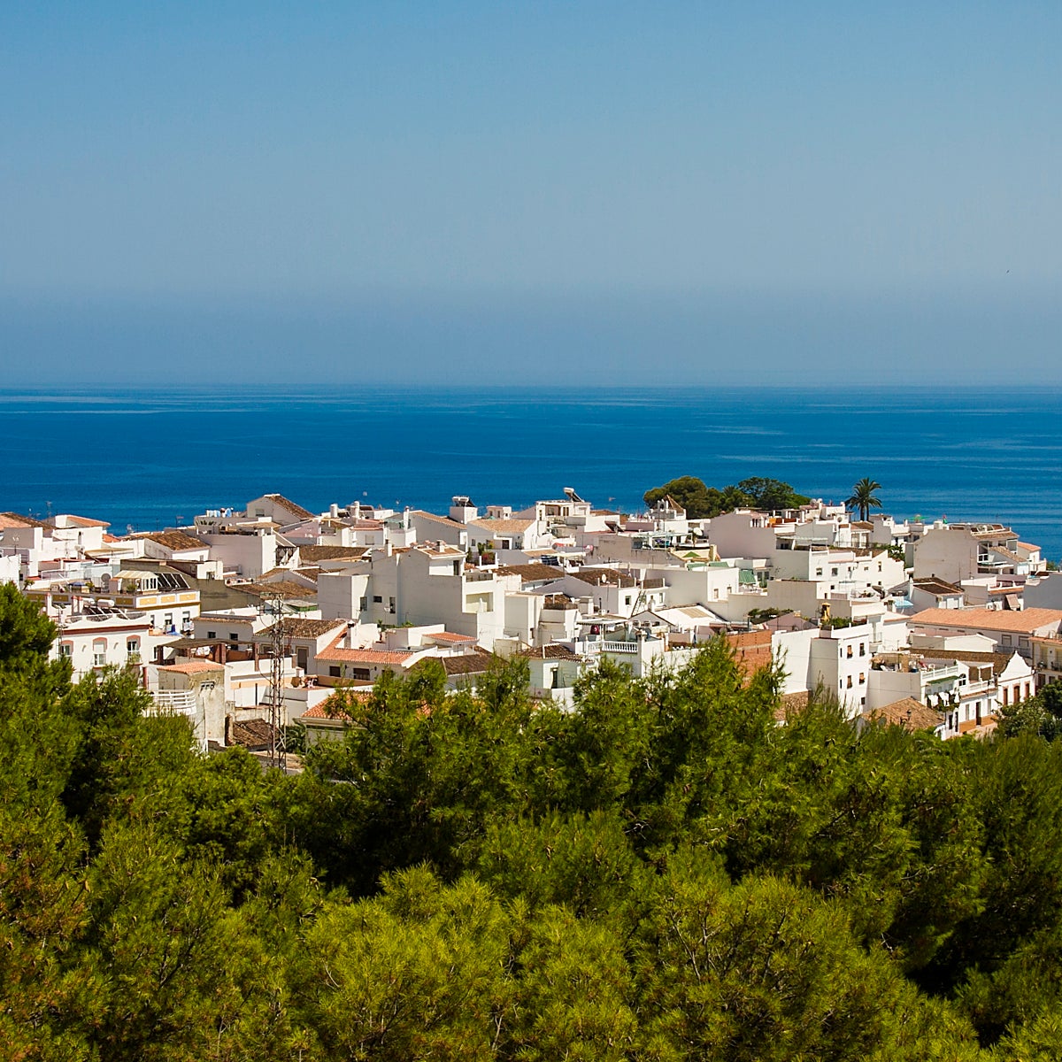 Maro, un bonito pueblo blanco de la Axarquía malagueña.