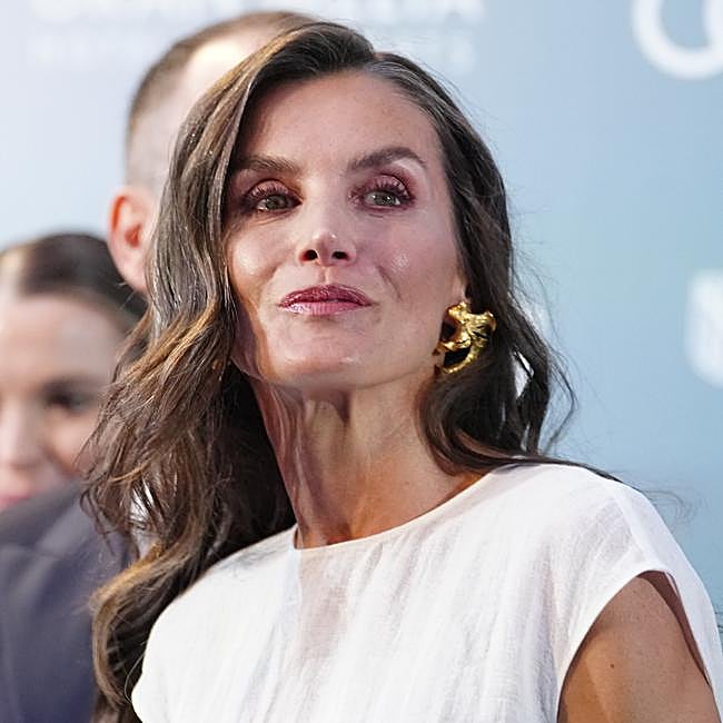 La reina Letizia con pendientes de Suma Cruz y una melena con ondas.
