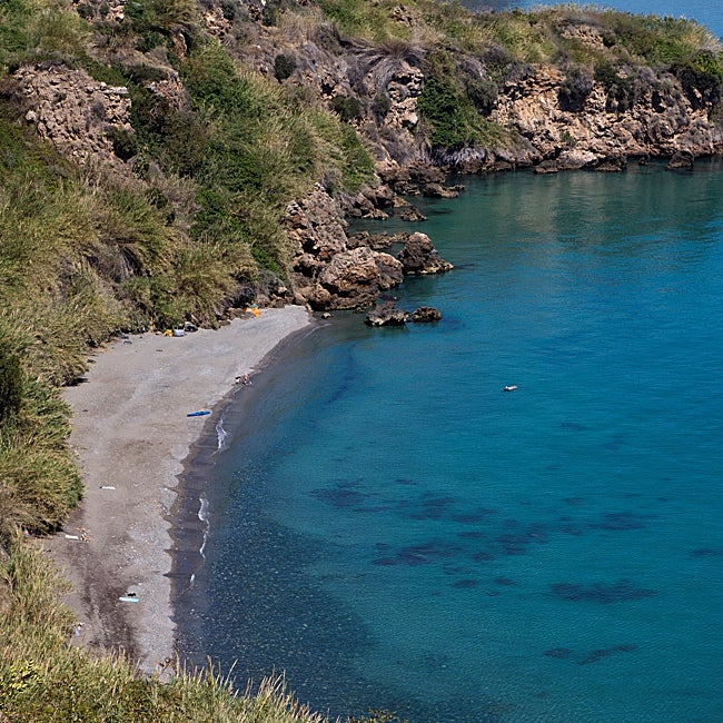 Así es la playa de la Caleta, al abrigo de los acantilados.