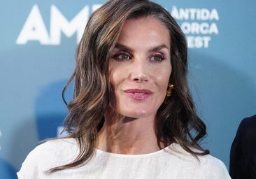 La reina Letizia impacta en Mallorca con un vestido blanco precioso y un brazalete escultural de la firma española más deseada