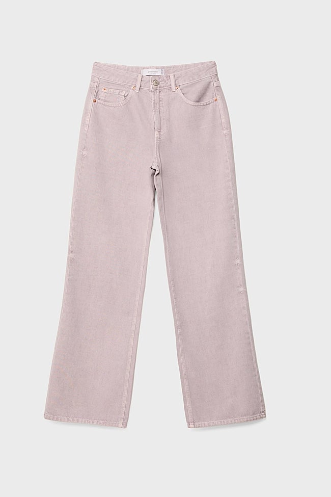 Pantalones lila de Stradivarius (29,99 euros)