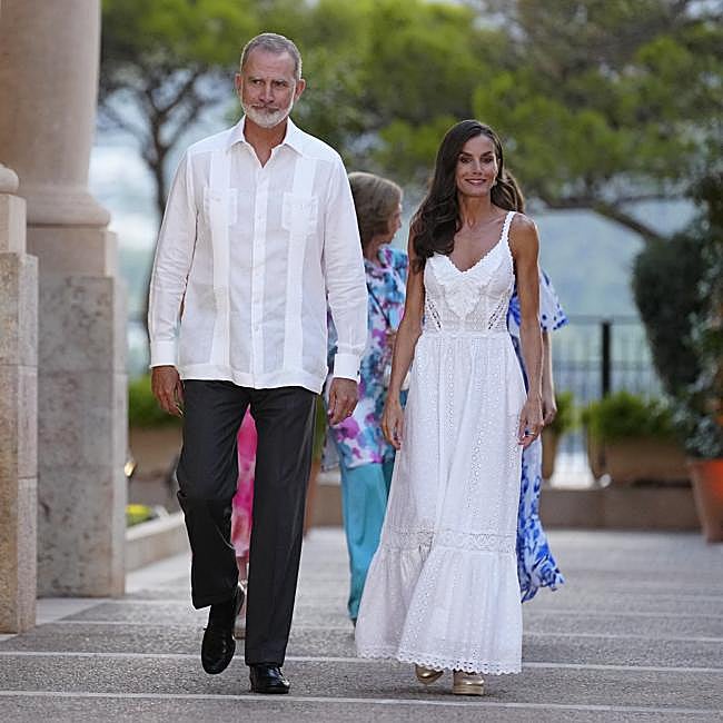 La reina Letizia añadió alpargatas de cuña doradas.