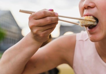 Enfriar el arroz cocido y recalentarlo hace que su almidón se convierta en almidón resistente.