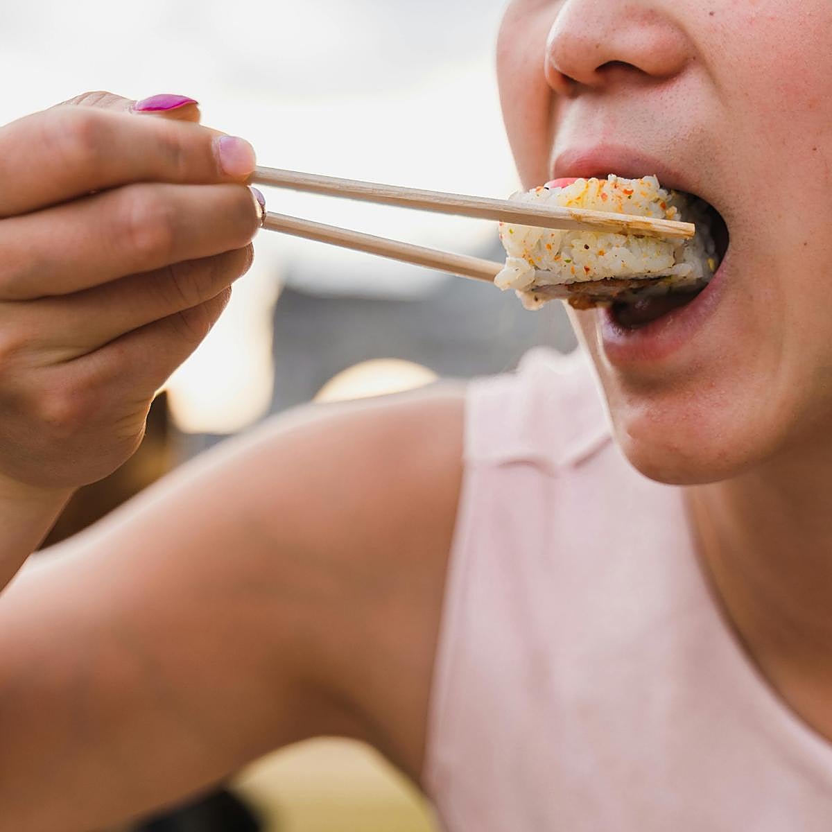 Enfriar el arroz cocido y recalentarlo hace que su almidón se convierta en almidón resistente.