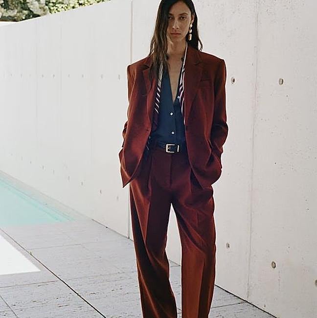 Traje con blazer y pantalón estilo masculino