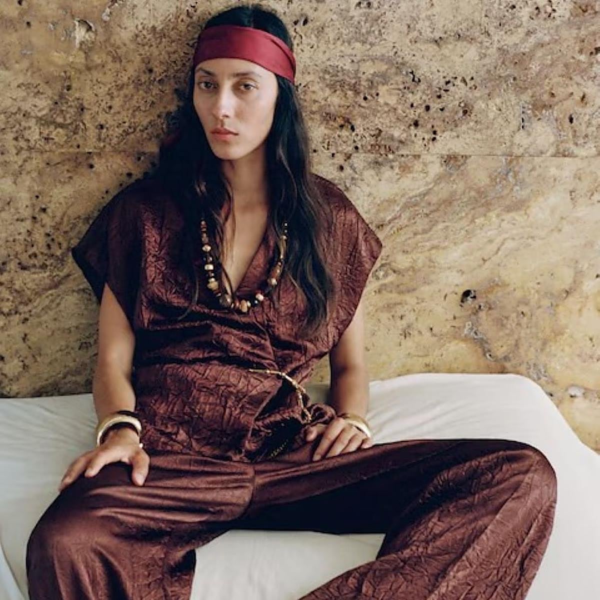 Modelo con look de Mango