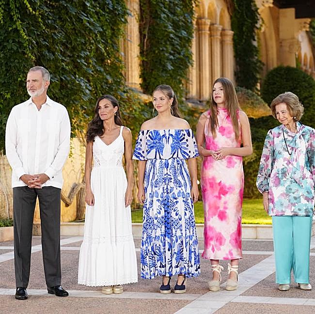 Los reyes Felipe y Letizia con la princesa Leonor, la infanta sofía y la reina emérita.