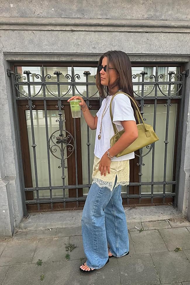 Una influencer con top lencero de Zara, camiseta básica y vaqueros.