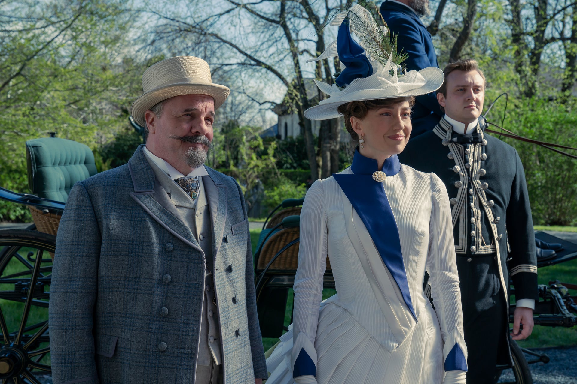 Nathan Lane y Carrie Coon como Ward McAllister y Bertha Russell en la serie de época La edad dorada.