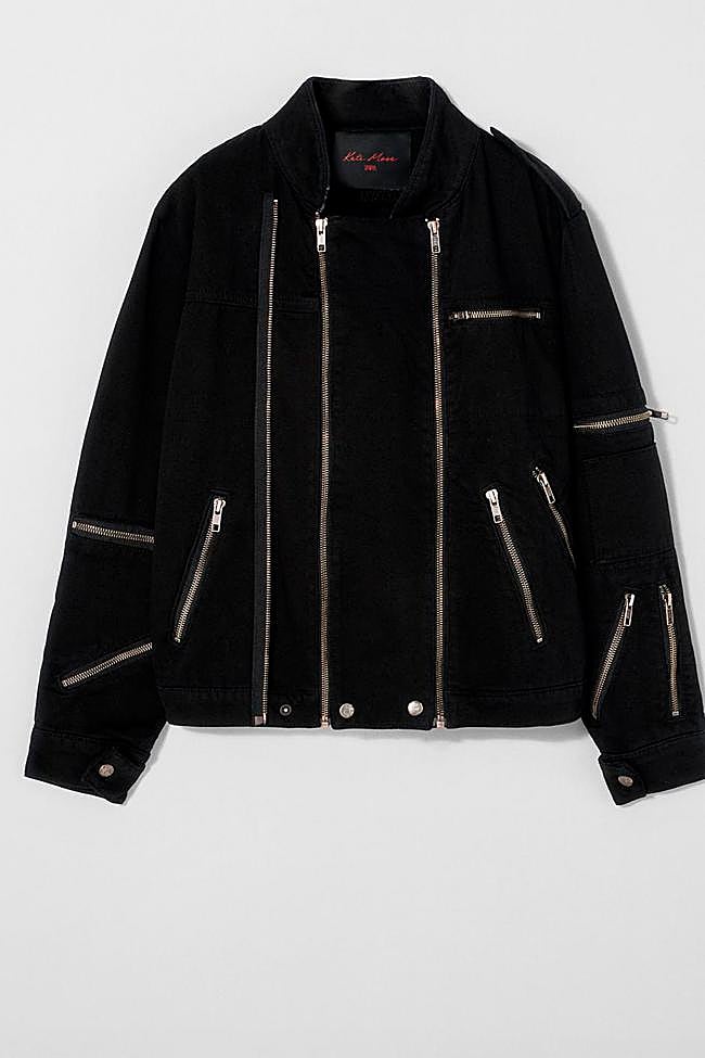 Cazadora en negro con cremalleras de Zara.