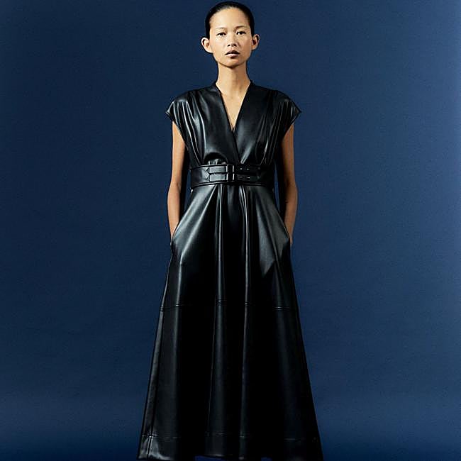 Vestido midi efecto cuero con cinturón