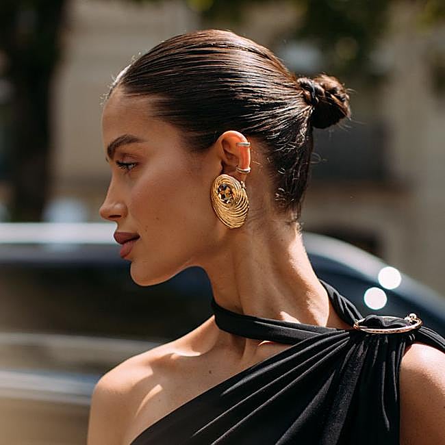 Influencer con moño pulido tirante