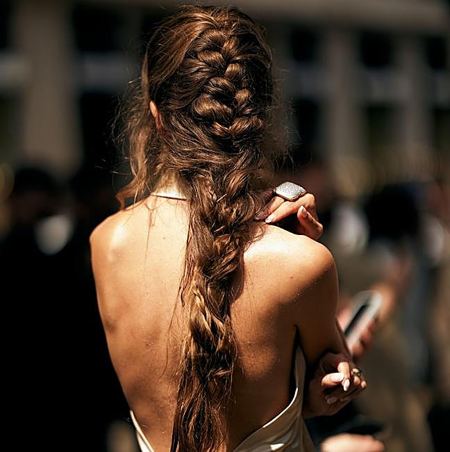 Influencer con trenza de raíz bohemia