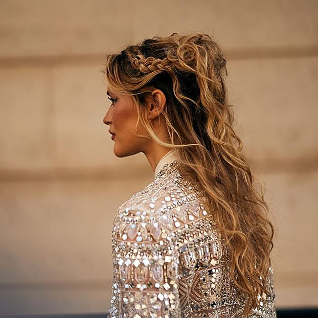 Influencer con peinado boho chic