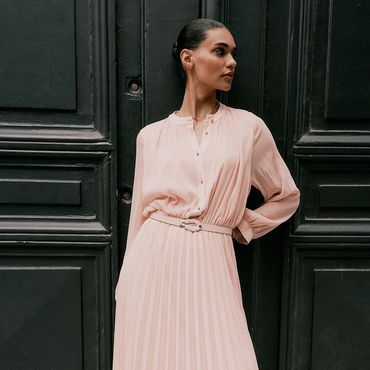 Estos son los vestidos midi más deseados de los avances de colección de tus marcas de referencia, como Zara, H&M o Mango.