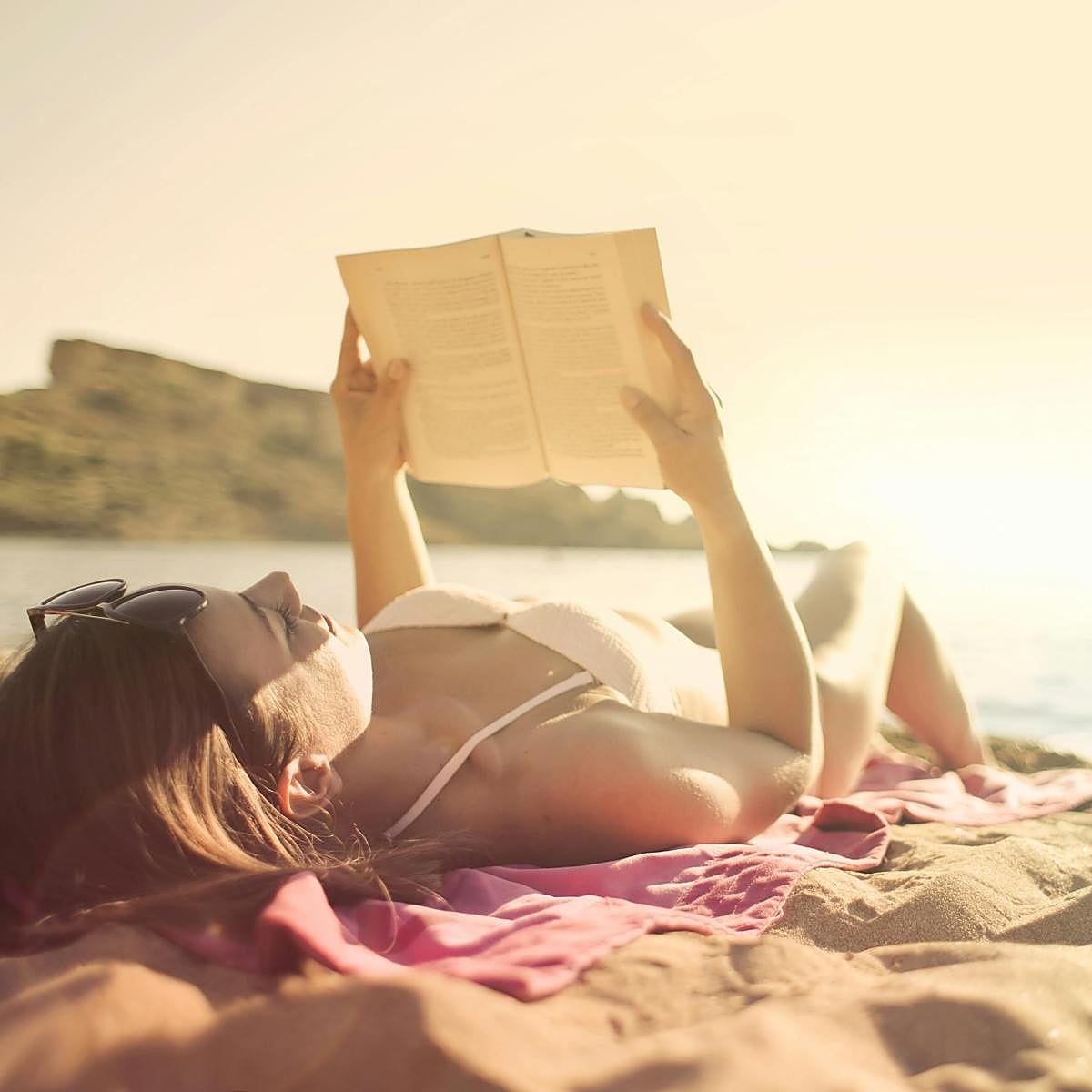 Disfrutar de un buen libro en la playa es uno de los mayores placeres que nos regala el verano.