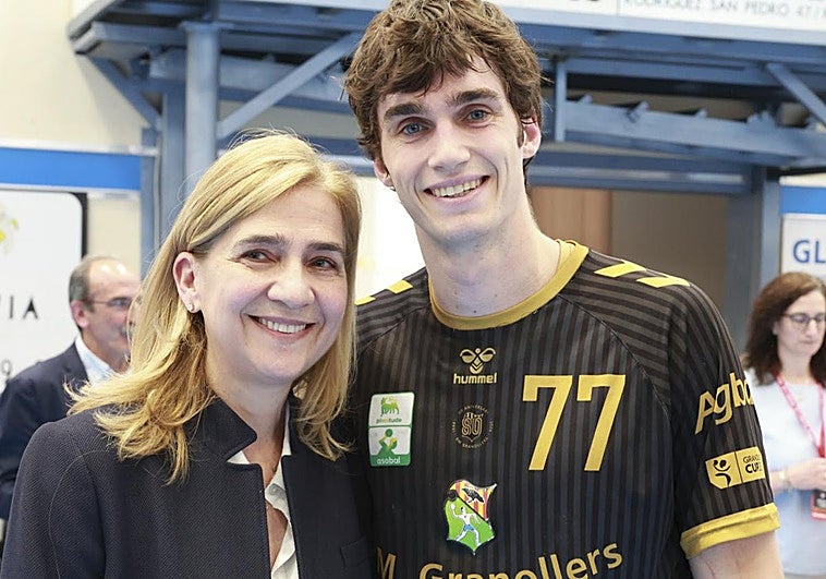 La infanta Cristina posa junto a Pablo Urdangarin durante un partido en Segovia.