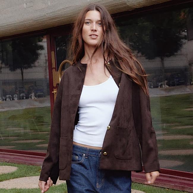 Chaqueta efecto ante con botones dorados